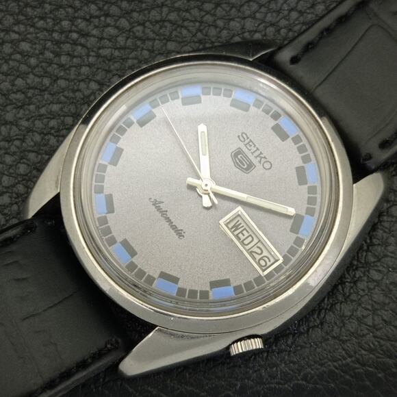 Vintage 1984 Seiko Automatic Mens Silver Watch W/daydate & Blue accents - Picture 6 of 10